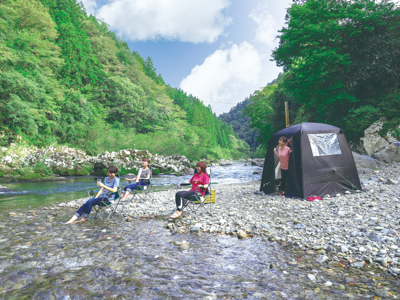 入浴後は敷地内からつながるプライベート川原でひと休み♪