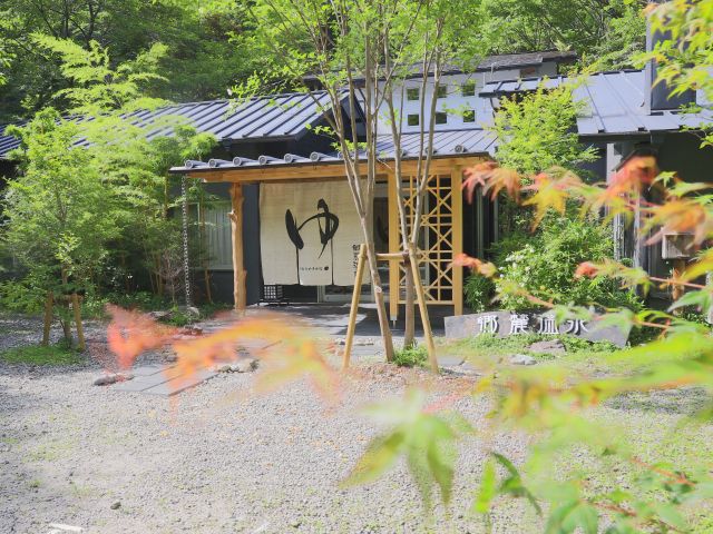 春は桜、夏は新緑、秋は紅葉と、山の緑にすっぽり包まれた小さな旅館。