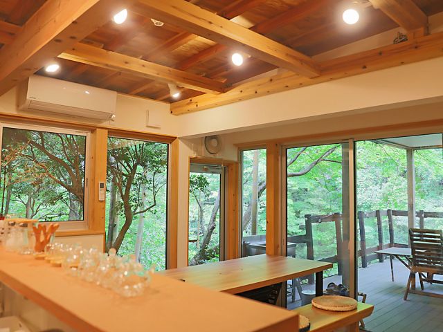 カフェテラスからは眼下に川景色が広がる。川のせせらぎのBGMに癒しのときを。