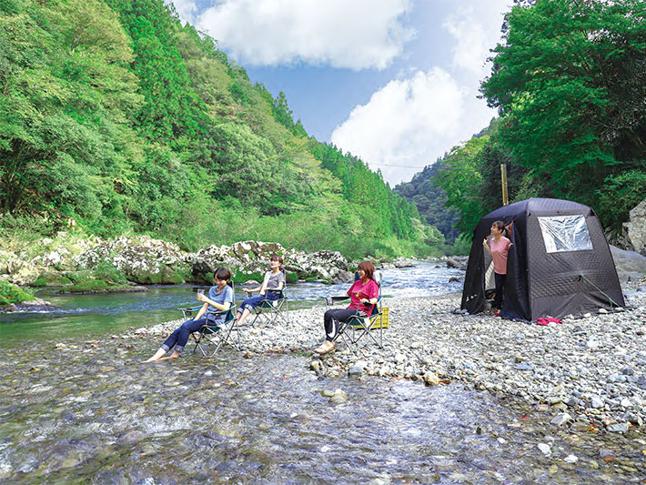 入浴後はプライベート川原でゆっくりとクールダウン。