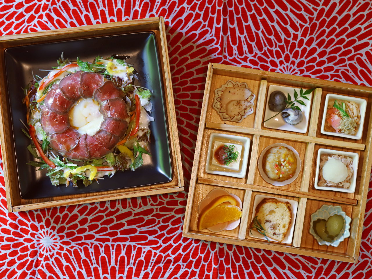土佐和牛のローストビーフ丼に9品の小鉢がセットになった2段重ねとお重ランチ。