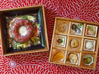 土佐和牛のローストビーフ丼に9品の小鉢がセットになった2段重ねとお重ランチ。