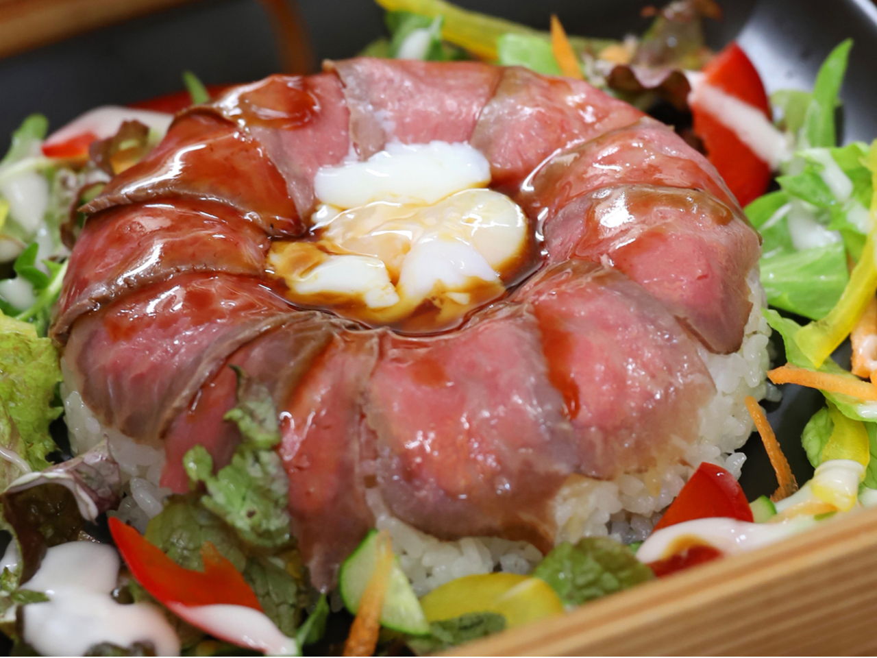 土佐和牛のもも肉を和風仕立てに。温泉卵と絡めながらどうぞ!