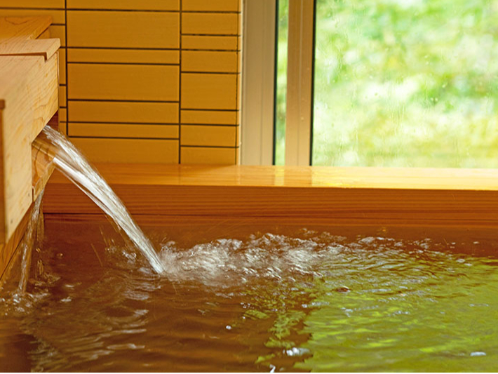 肌触り心地良いアルカリ硫黄泉。天候によっては良泉にみられる湯の花も。