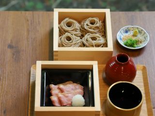 ランチは厳選蒟蒻蕎麦と土佐鴨ローストが織りなす「土佐鴨そば」