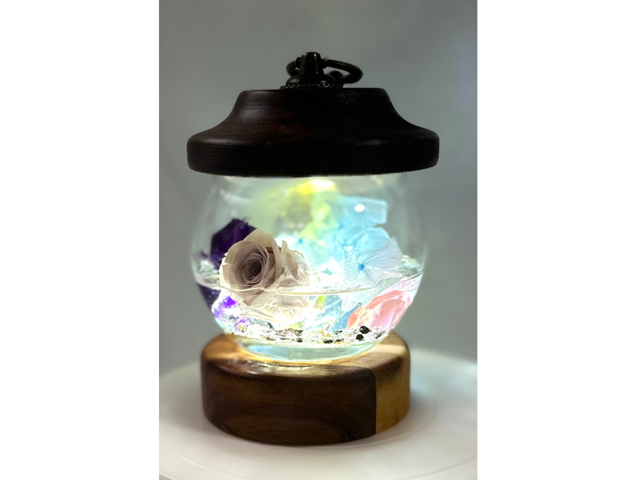 ハーバリウムウッドランタンの光に輝く二色の薔薇