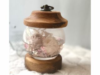 ウッドランタンの光に当てられた薔薇