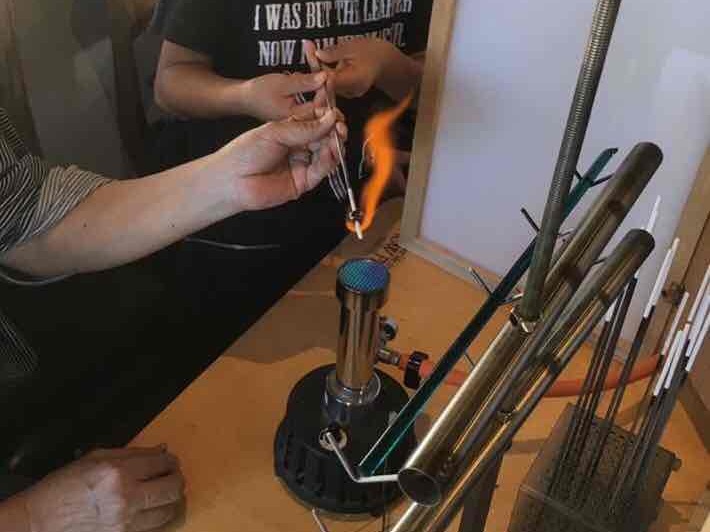 ちゃんとサポートさせて頂きますのでちっちゃなお子様でも体験出来ますよ。