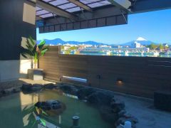 露天風呂からは、漁港越しに富士山を望めます!