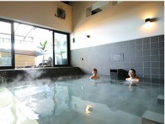 広々とした主浴槽では、月替わりのイベント湯も開催