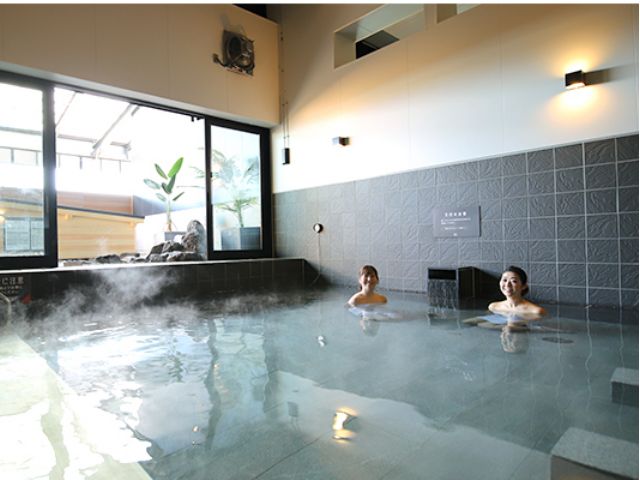 広々とした主浴槽では、月替わりのイベント湯も開催