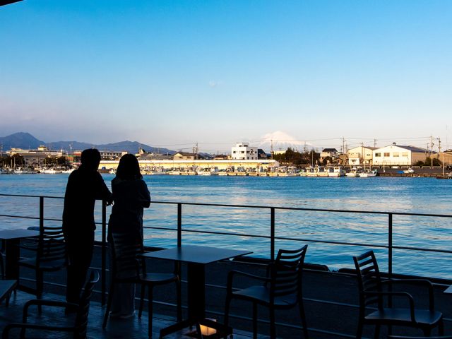 テラスからの眺望は格別です。漁港越しの富士山をご堪能下さい!