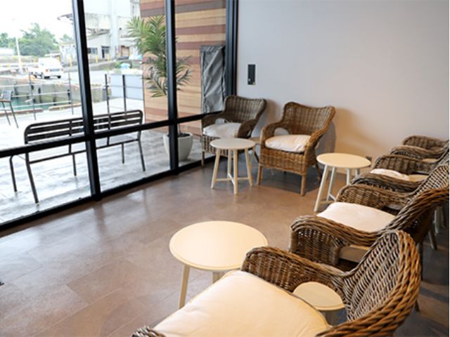 食堂・テラスなど、休憩の際にテーブル席をご利用下さい。※雑魚寝スペースはございません