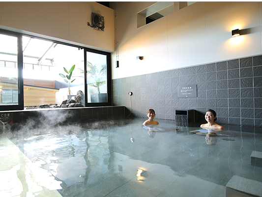 広々とした主浴槽では、月替わりのイベント湯も開催