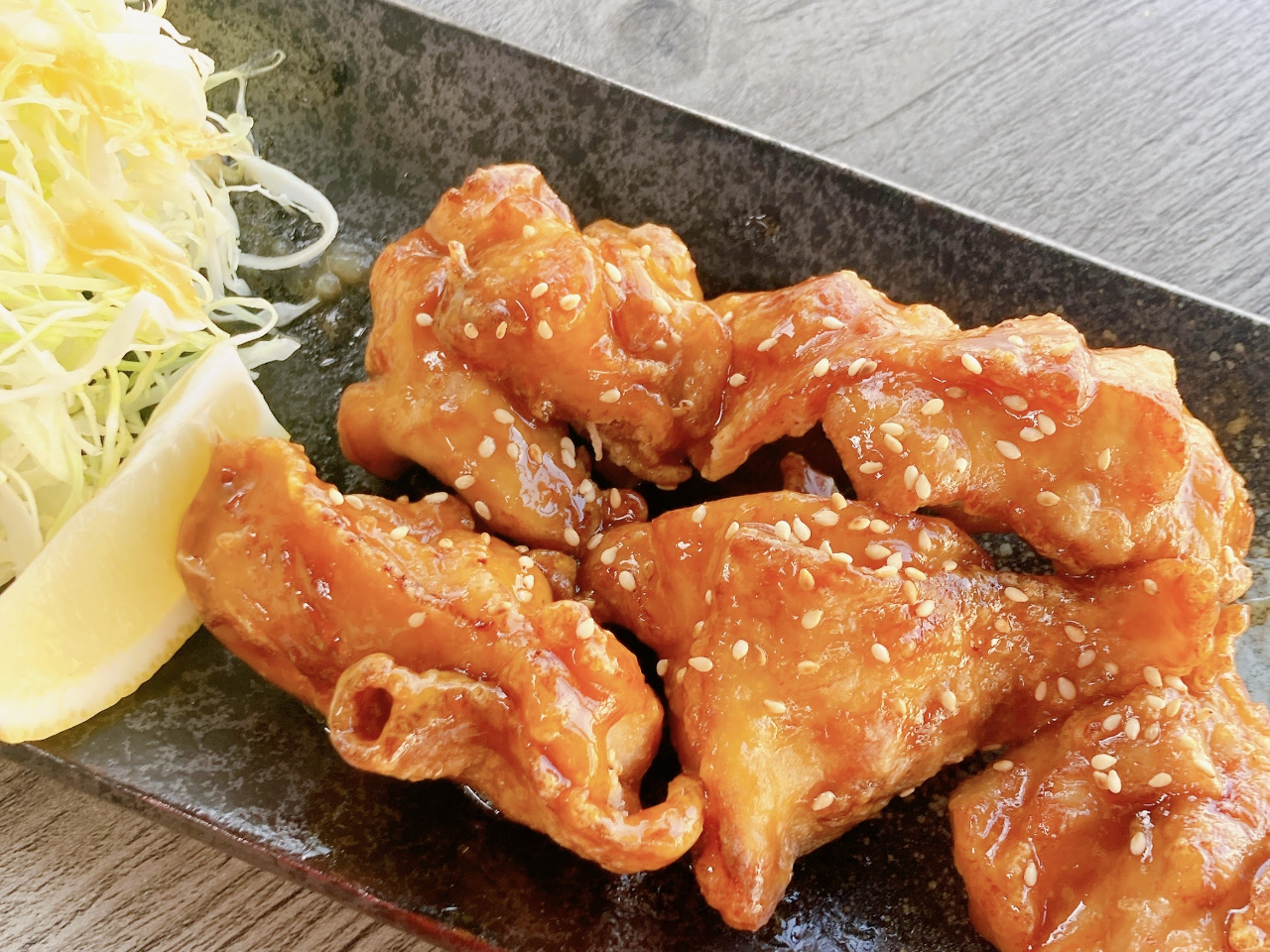 館内のAOSAGI食堂では、シーズンで変わる定番の唐揚げ、ベトナムの鶏フォーなど、ユニークなメニューを取り揃えております!