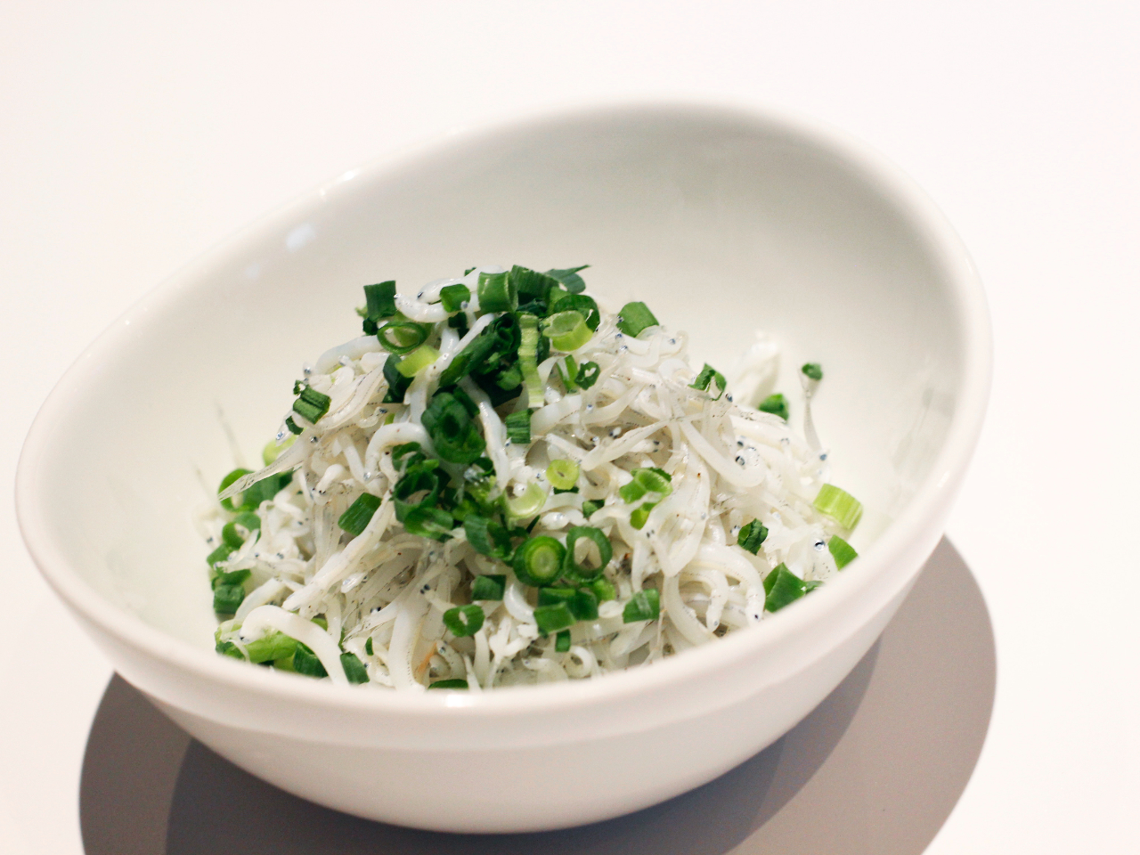 おつまみは、施設真横の用宗漁港で獲れた釜揚げしらす又は3種の味が選べるポテトどちらかをお楽しみいただけます!