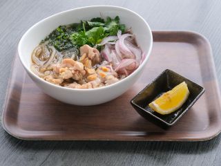 用宗マーラータン(東京都新大久保に本店を構える本家「頂きマーラータン新大久保本店」の味を再現したスープにオリジナルトッピングを添えた当館の大人気商品です