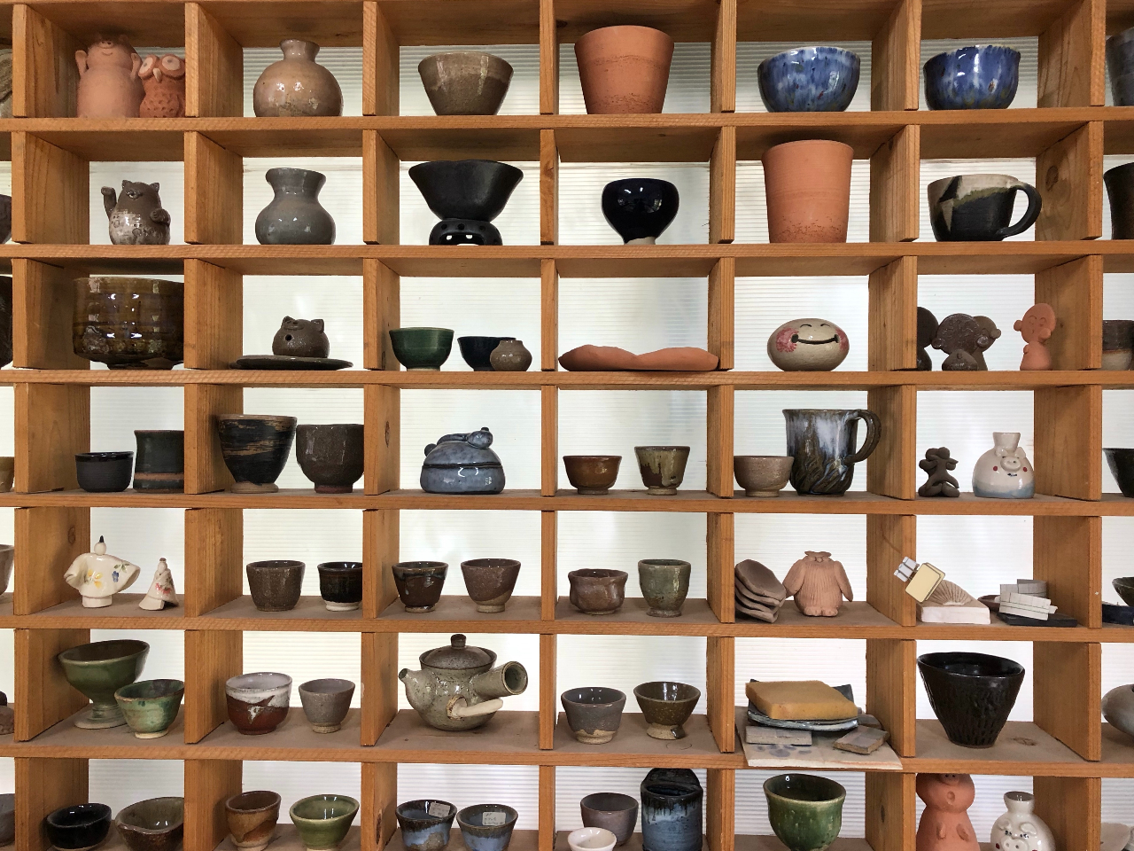 赤土・白土による色の違い、お皿・花瓶・コップ、手びねり・電動ろくろと自由に作陶をお楽しみいただけます