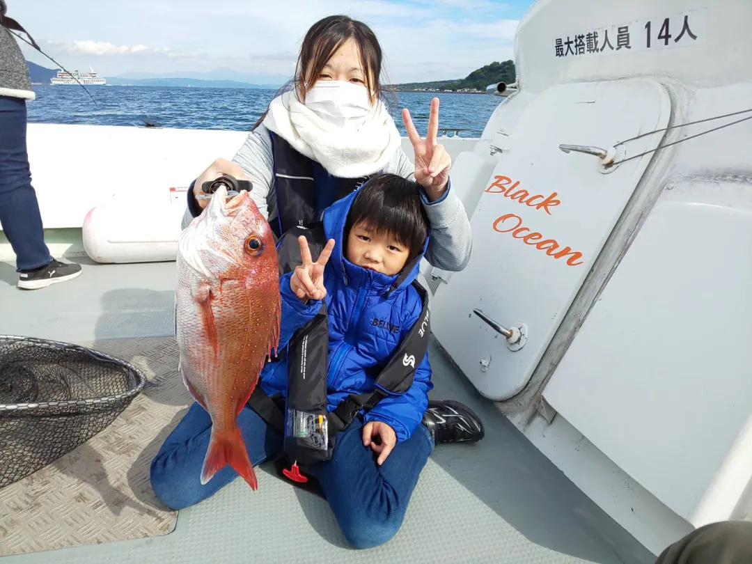鹿児島の錦江湾で近場で手軽な瀬渡し船、沖小島・桜島周辺地磯・湾口周辺・北埠頭沖堤防渡しを三隻体制でご案内してます!
沖小島の上陸も可能です!
3隻で34人乗船可能です!