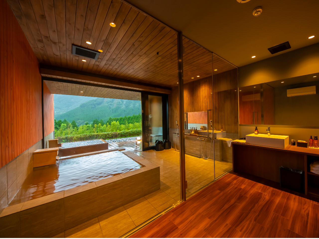 ラグジュアリーリゾートホテルのご用意するラグジュアリーな貸切風呂は、無料でご用意するバスタオル類やシャンプー、アメニティーにもこだわっております。