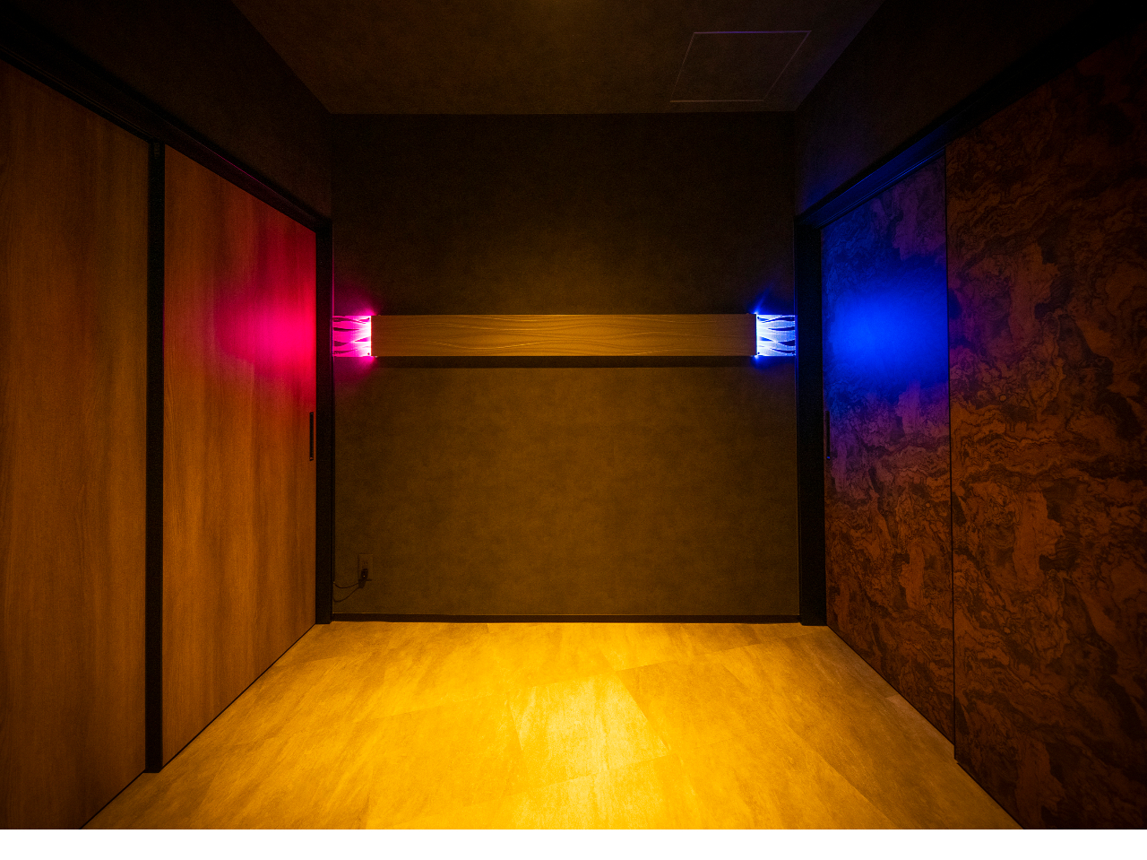 右側男湯は左側女湯です。タオルなどは脱衣所にご準備ございます。