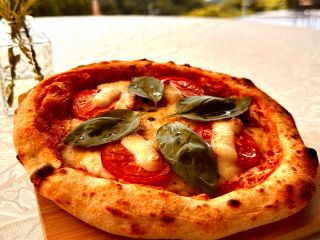 南阿蘇産トマトのマルゲリータ。南阿蘇で採れた塩トマトをふんだんに使用しております