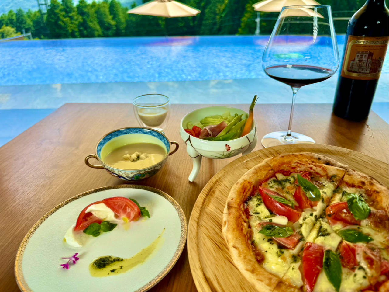 ランチセットには前菜、スープ、サラダが付属します。