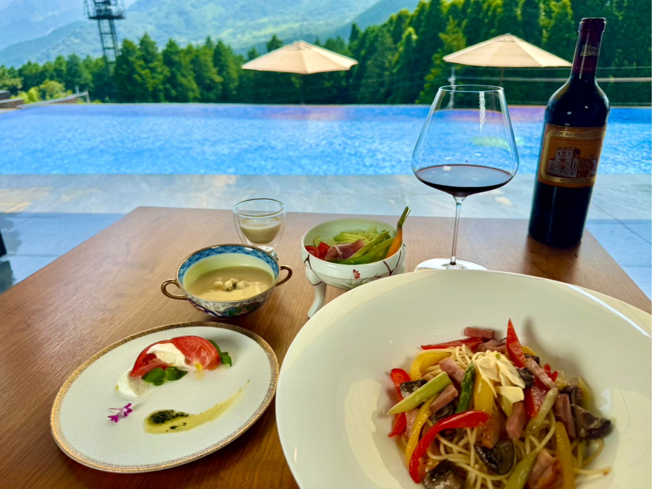 ランチセットには前菜、スープ、サラダが付属します。