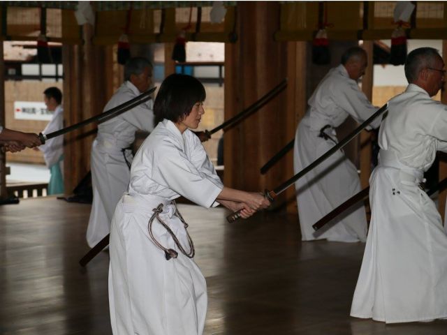 出雲大社で奉納演武する門下生