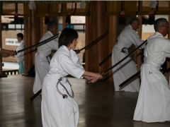 出雲大社で奉納演武する門下生