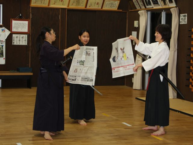 木刀で“新聞紙を斬る”学生生徒
