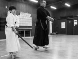 “一本歯高下駄”で素振りをする小学生。体幹が鍛えられます!