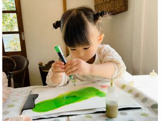 お子様も大歓迎のアルコールインクアート体験。ストローを「ふーっ」とできれば何歳でも大丈夫◎です。アートを身近に・楽しく♪