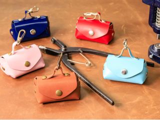 キーケースや小物入れとして使えるミニバッグの製造体験です。