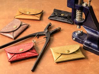 名刺やカード入れとして使える革小物の製造体験です。