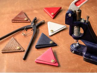 三角形の革コインケースの製造体験です。