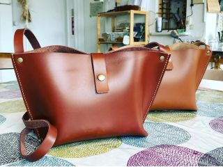 マチ付きレザーショルダーバック 赤茶、濃いキャメル(5色からお好きな革の色を選べます)