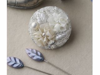 ビーズとリボンを刺繍して作るブローチです。