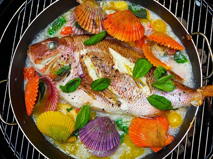 宇和海の新鮮なお魚と、ヒオウギ貝で作るアクアパッツア。新鮮な食材を使うので、美味しい出汁がすーぷとなるでござる!!