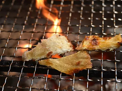 炭火で炙るエイヒレ。囲炉裏で炙る贅沢なおつまみでござる。