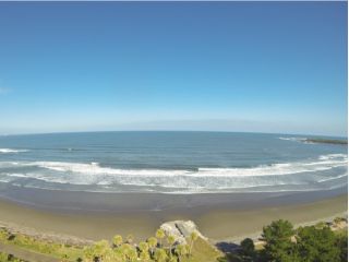 遠浅で安全な青島ビーチ