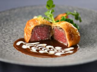 エスカーレのスペシャリテ「国産牛フィレ肉のパイ包み焼き」