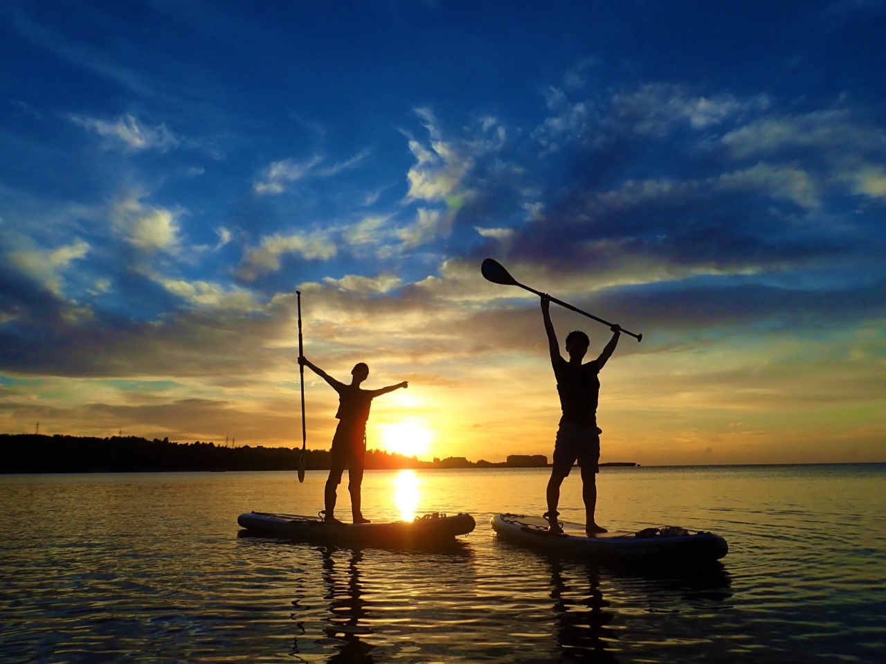 水平線に沈むサンセットを眺めながらのサンセットサップクルージング