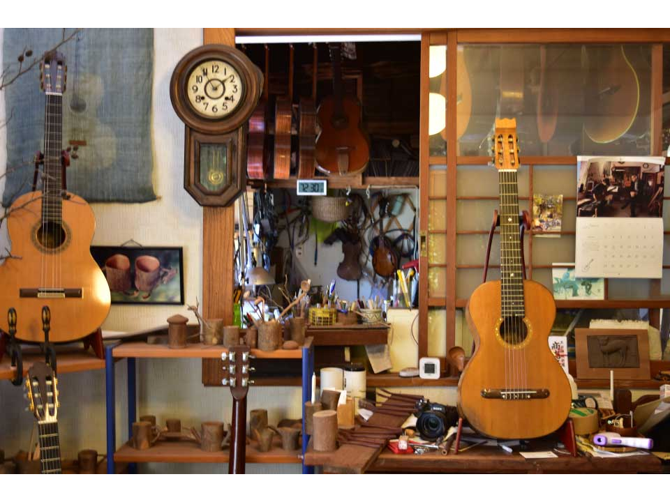田中ギター工房・木の工房では色々な作品を作っています。
ギター作りについてのお話しや工房の見学などお楽しみください。
またバギーがありますので、体験してみてはいかがでしょうか?
