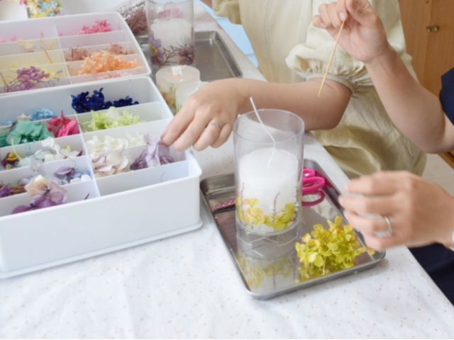 お好きなお花を詰めていきます