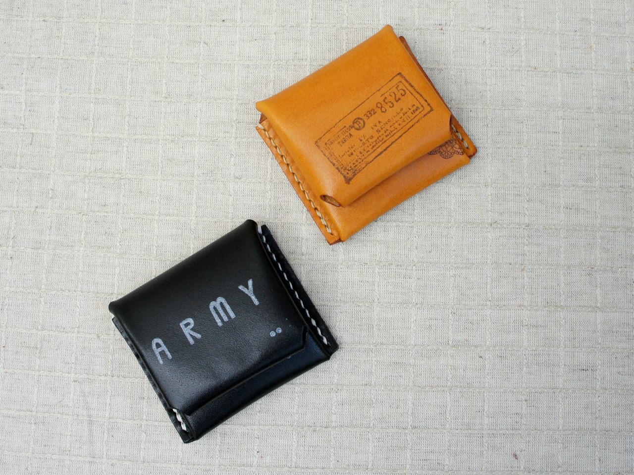 自由にスタンプをおしてオリジナルのコインケースが完成します。