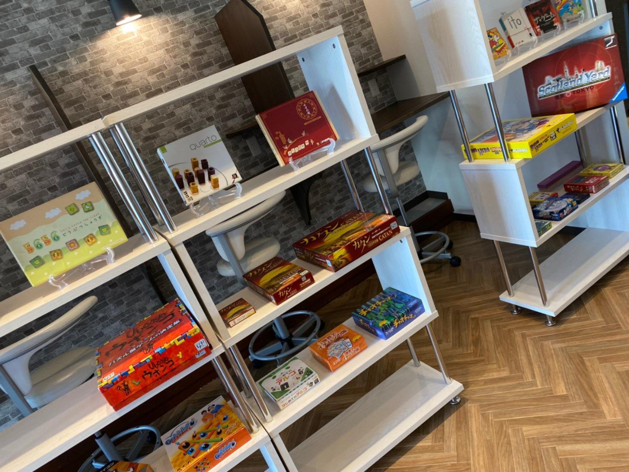 店内には現在、厳選した80種類程度のボードゲームが置いてあります!