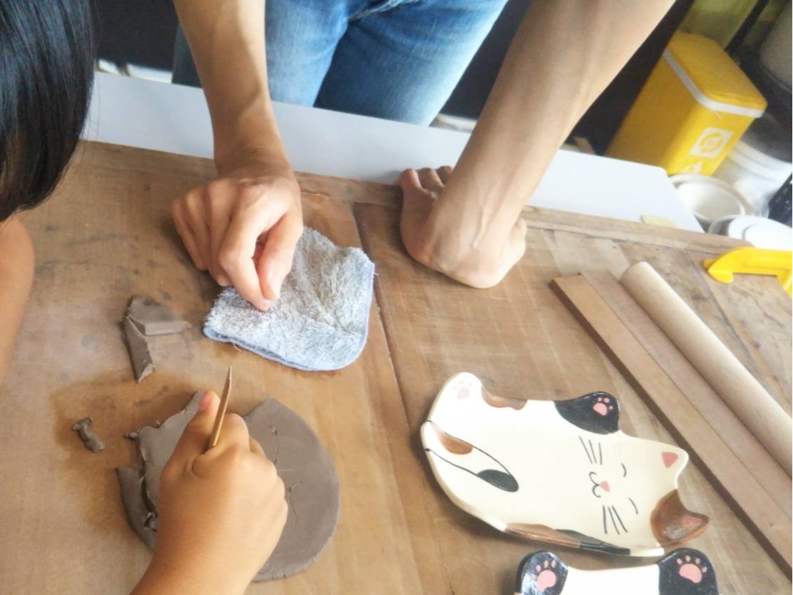 お子様が使い慣れない道具の持ち方や筆の使い方も指導していきます。