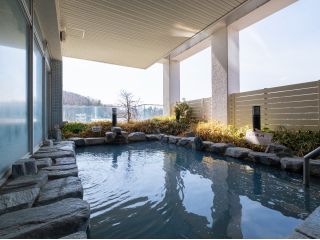 美肌成分を含むとろみのあるアルカリ性単純温泉「梅の湯」。広々とした内湯は落ち着いた雰囲気で、9:00?17:00の間は何度でもご入浴いただけます。旅の疲れを癒せ