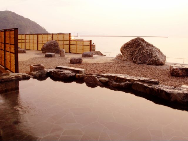 シーパMAKOTO露天風呂より北条鹿島を望む